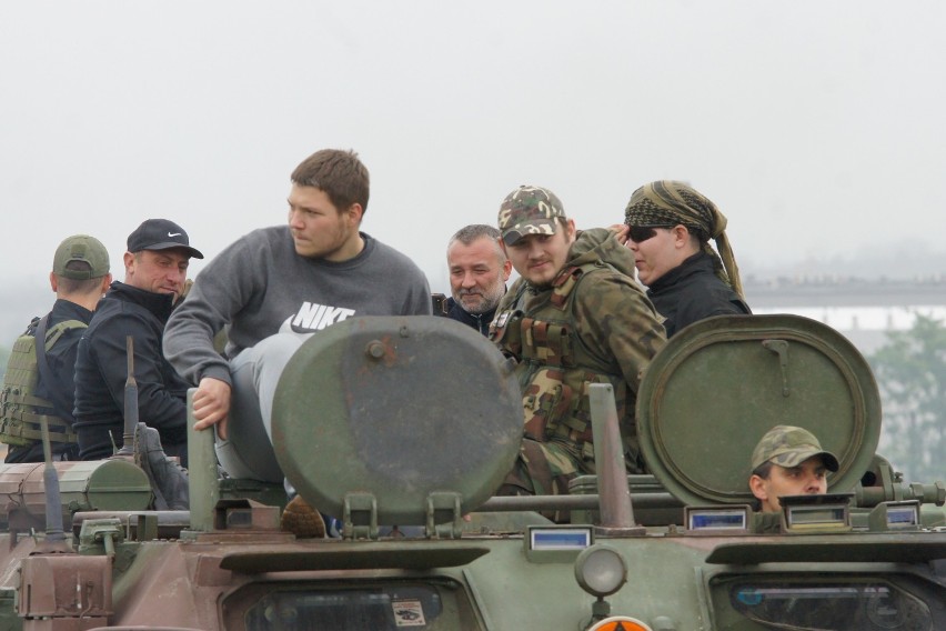 Piknik militarny w Kaliszu. Wojskowe pojazdy w akcji