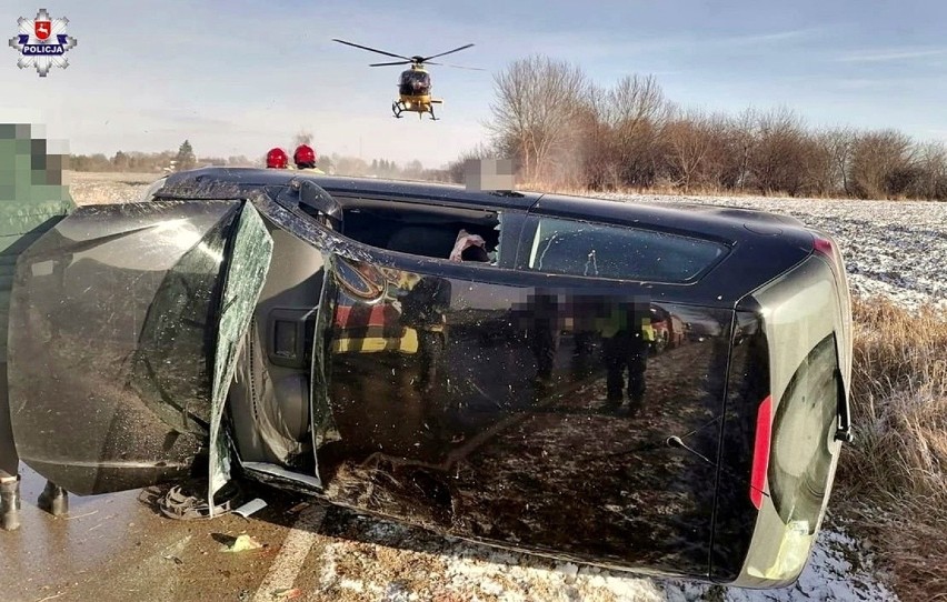 Powiat radzyński. Ślisko na drogach! 69-latek wjechał do rowu i dachował. Trafił do szpitala razem z żoną