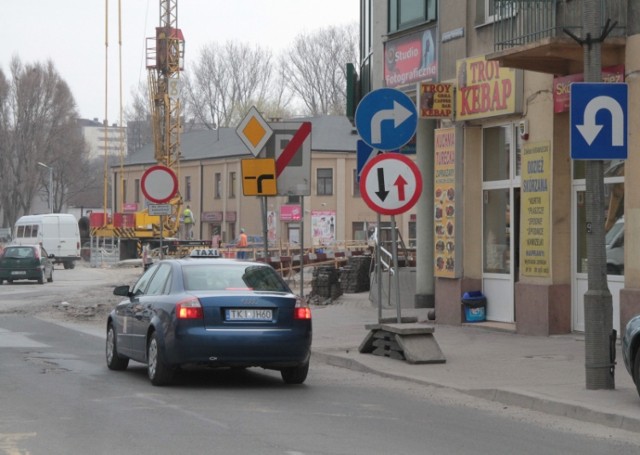 O co chodzi z tymi znakami przy ulicy Paderewskiego. Kto zrozumie drogowców? – dopytywał czytelnik.