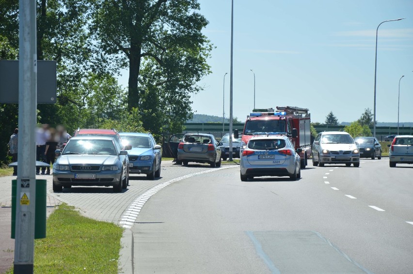 Malbork. Wypadek z udziałem motocyklisty na ul. Wałowej [ZDJĘCIA]. Dwie osoby w szpitalu