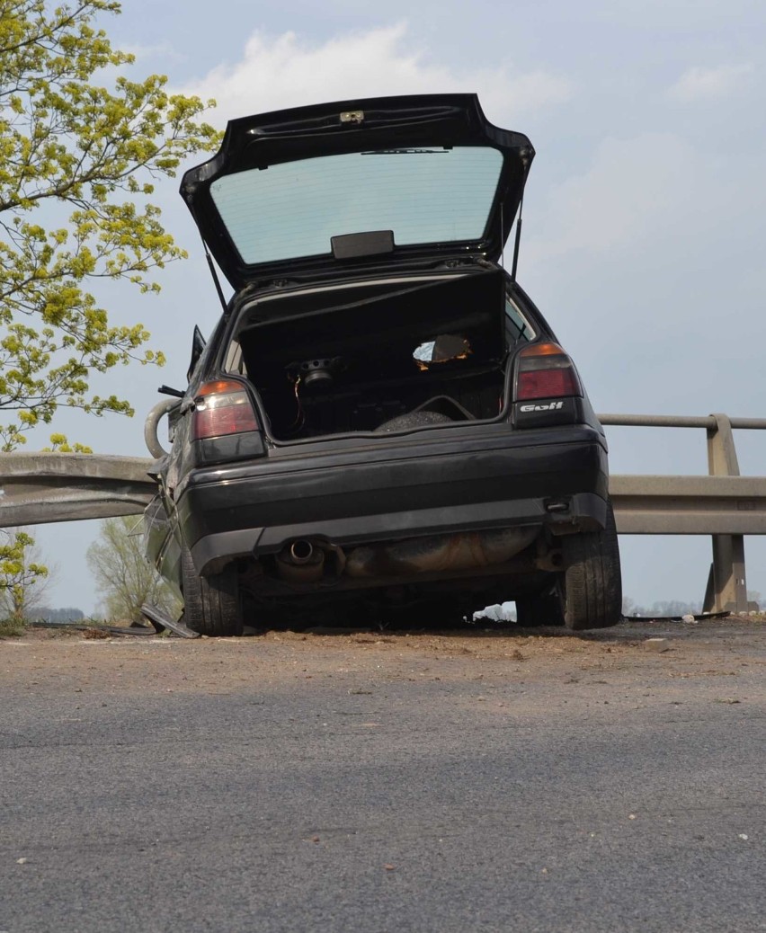 Wypadek koło wsi Cisy [ZDJĘCIA, WIDEO]. Samochód osobowy uderzył w barierę na "22"
