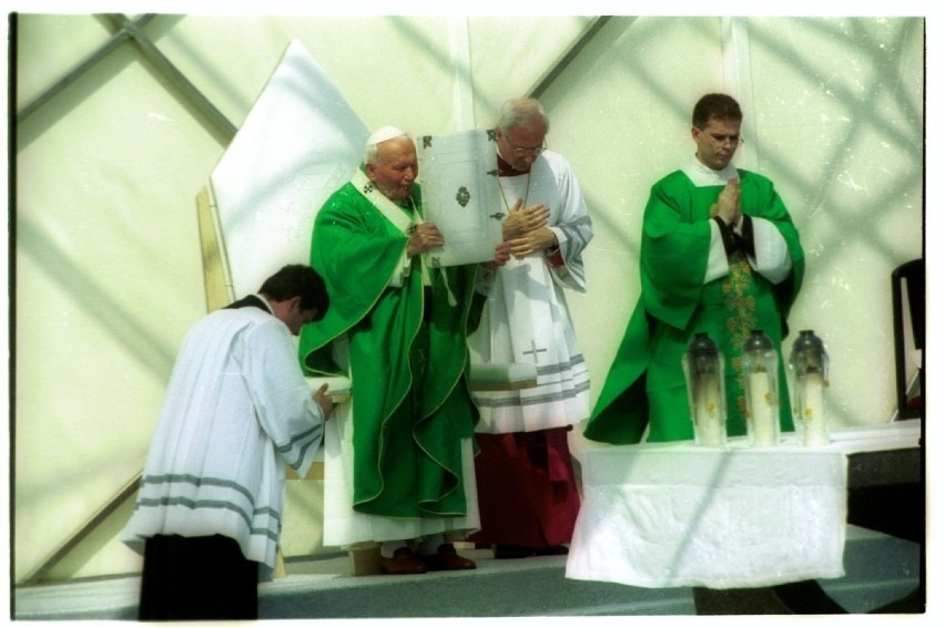 20 lat od pielgrzymki Jana Pawła II na Kociewie. W Pelplinie postać Ojca Świętego jest wciąż żywa [ZDJĘCIA]