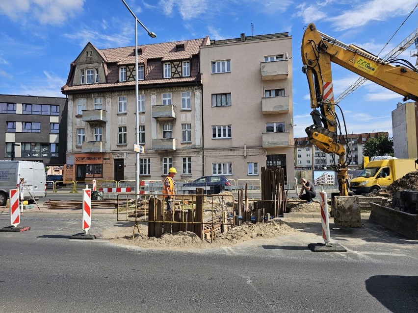 Na ulicy Grudziądzkiej trwa budowa przyłącza kanalizacji...