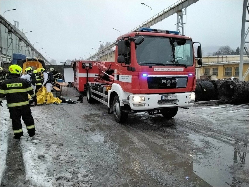 Jeden z czeskich strażaków doznał obrażeń w czasie akcji...