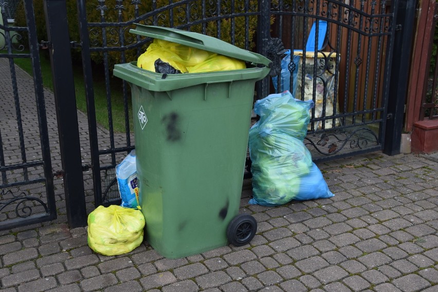 Sokółka. Taczki ze śmieciami na chodnikach miasta. Śmieciowy koszmar trwa w najlepsze (zdjęcia)