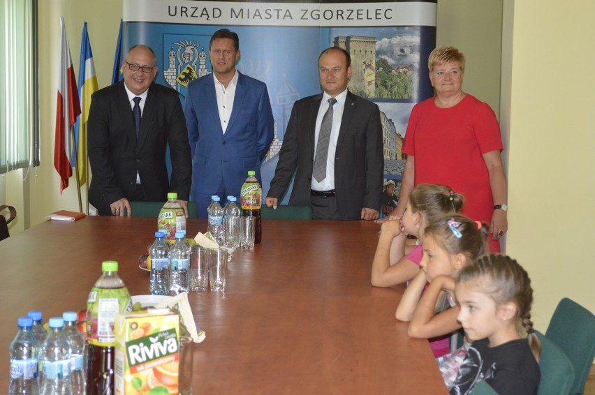 Dzieci otrzymały plecaki ze szkolną wyprawką od PGE i burmistrza Zgorzelca [GALERIA]