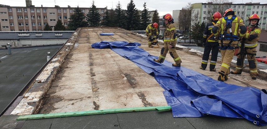 Zerwany dach na budynku "drzewniaka" w Radomsku. Strażacy kontynuują działania