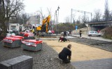 Budują parking obok wiaduktu przy Wojska Polskiego w Piotrkowie, styczeń 2023
