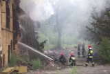 Pożar w hucie Jedność: zapaliły się śmieci w jednym z budynków