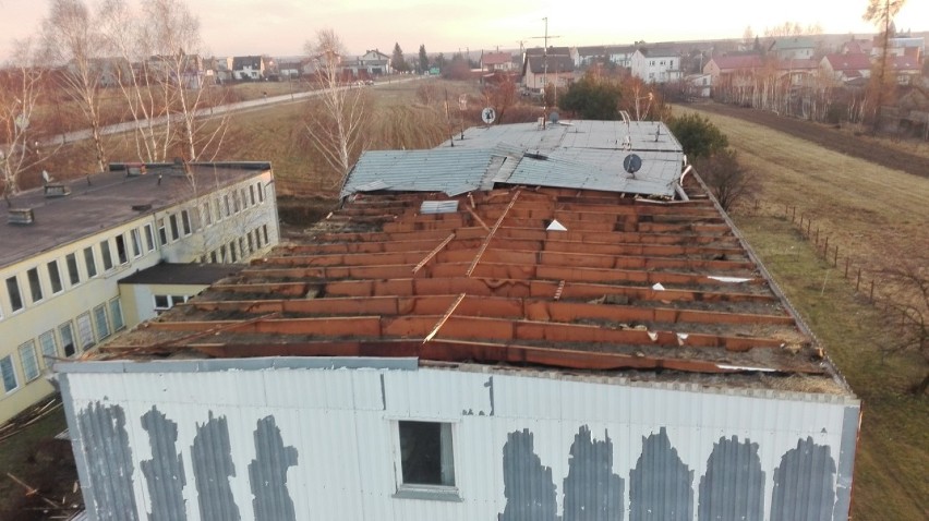 Wichura zerwała dach z budynku w Opocznie