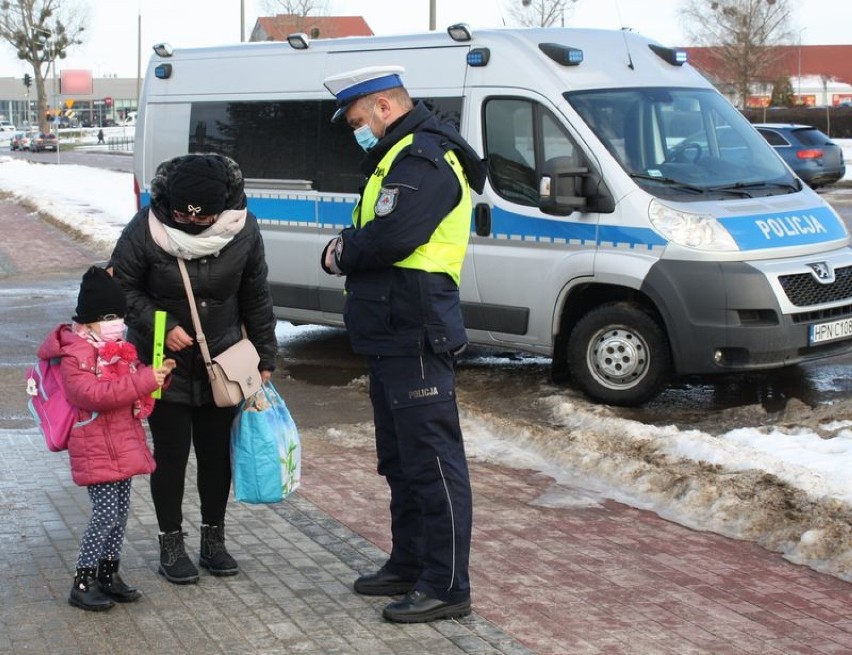 Malbork. Policjanci w szkole i na drogach. Akcje edukacyjne dla młodszych i starszych 