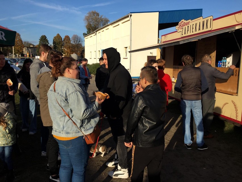 Pleszew. Drugi dzień Festiwal Smaków Food Trucków. Tłumy mieszkańców na pleszewskim stadionie