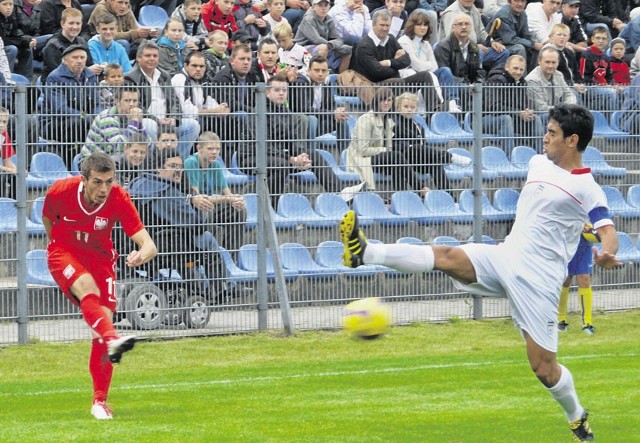 Łukasz Hanzel silnym strzałem próbuje zaskoczyć obrońców drużyny Iranu