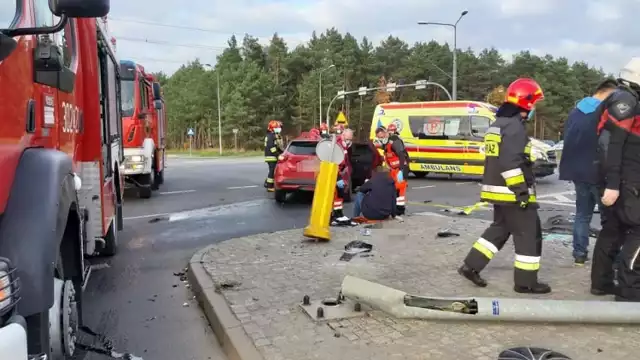 Do zdarzenia doszło parę minut przed godz. 14.30 w bydgoskim Fordonie, na skrzyżowaniu ul. Akademickiej i Rejewskiego.