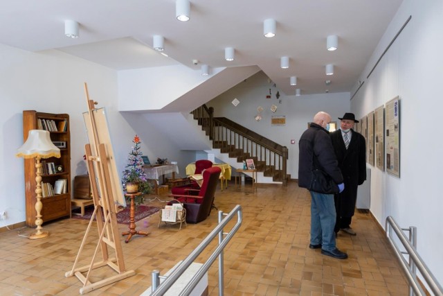 Pamiątki i wspomnienia mieszkańców Bydgoszczy i regionu prezentowane są m.in. na specjalnych planszach. Wystawę „40. rocznica wprowadzenia stanu wojennego” w Bibliotece Głównej (ul. Stary Rynek można zwiedzać do 30 grudnia 2021 r. (od poniedziałku do piątku) w godz. 11-19. Wstęp jest bezpłatny.