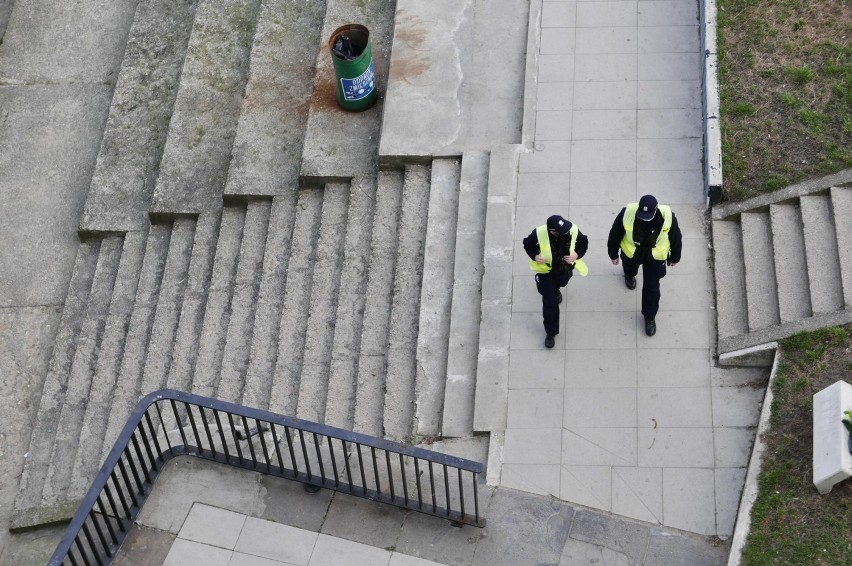Liczne patrole straży miejskiej i policji nad Wisłą. Służby sprawdzają czy spacerowicze noszą maseczki i stosują dystans społeczny