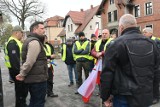 Trwa strajk rolników w Obornikach. Rolnicy wyszli przed biuro poselskie Krzysztofa Paszyka