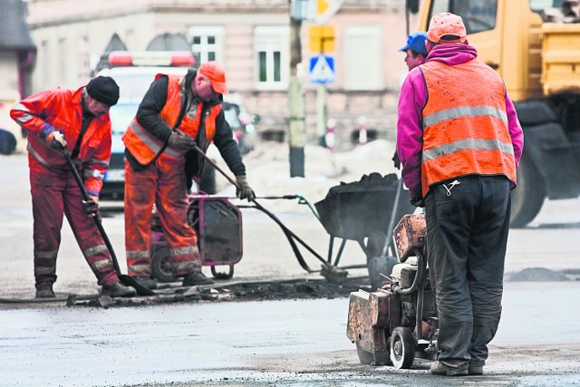 Od kilku tygodni robotnicy wymieniają też duże fragmenty asfaltu na głównych drogach