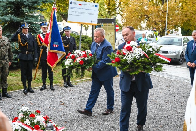 Od prawej kwiaty składa: poseł Marek Kwitek i Janusz Stasiak zastępca burmistrza Sandomierza. Więcej na kolejnych zdjęciach