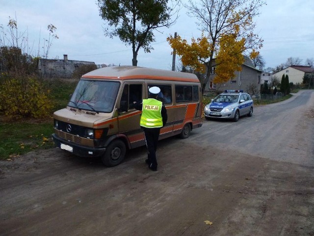 Wczoraj po południu w miejscowości Sumin, w gminie Biskupiec policjanci z Zespołu Ruchu Drogowego nowomiejskiej komendy zatrzymali do kontroli drogowej busa marki Mercedes Benz. Po otworzeniu drzwi auta, policjanci nie mogli uwierzyć w to co zobaczyli. Jak się okazało, po przeliczeniu wszystkich pasażerów, w pojeździe znajdowało się o 20 osób za dużo.

 Zgodnie z danymi rejestracyjnymi mercedes przystosowany był do przewozu 9 osób łącznie z kierowcą, zaś w busie w czasie kontroli znajdowało się ich aż......29.  

Pasażerowie tego pojazdu siedzieli na podłodze, na kolanach, ściśnięci, bez możliwości wykonania jakiegokolwiek ruchu.