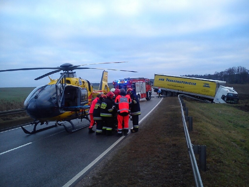 Śmiertelny wypadek na DK16. Auto zderzyło się z ciężarówką