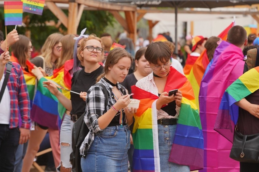 W sobotę przed południem rozpoczął się Pride Piknik. To...