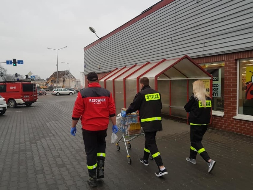 Strażacy z Dąbrowy robią zakupy seniorom i osobom...