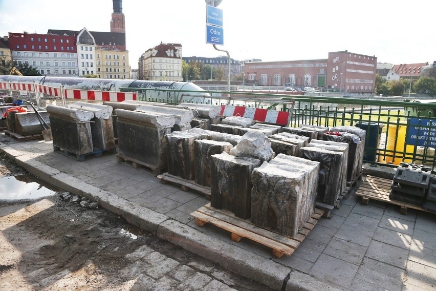 Wrocław. Te maszkarony odkryto w trakcie remontu mostów Pomorskich (ZDJĘCIA)