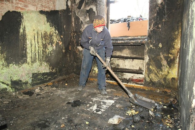 Całkowitemu zniszczeniu uległo wyposażenie mieszkania; pracownicy usuwali z niego spalone rzeczy.