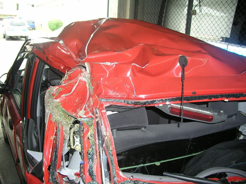 Tak wygląda wrak samochodu po wypadku w Czernichowie.