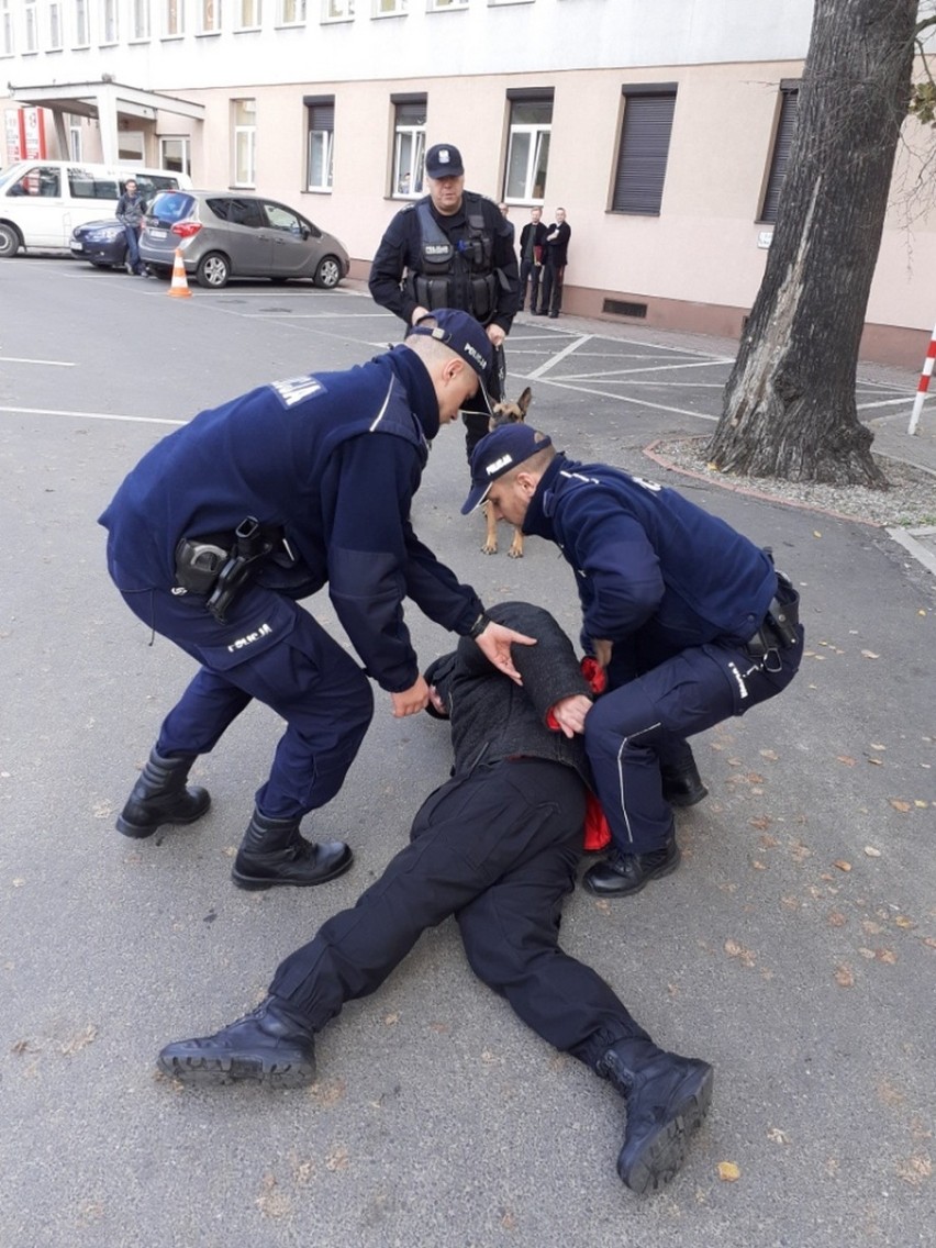 Rozwścieczony interesant wszczął awanturę i wzniecił pożar w budynku sanepidu w Aleksandrowie Kujawskim [zdjęcia z ćwiczeń]