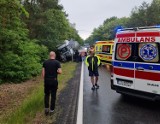 Dramatyczny wypadek pod Nowogrodem Bobrzańskim. Samochód osobowy zderzył się z ciężarówką. Droga Krajowa nr 27 była zablokowana