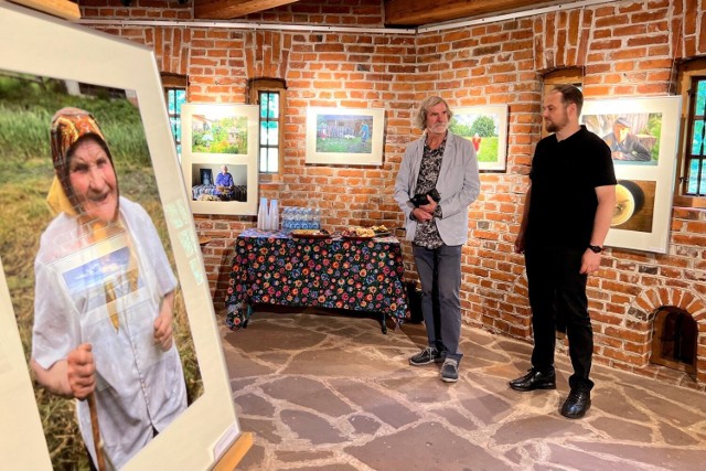 O wystawie mówili autor, Ryszard Karczmarski ( z lewej) i kurator ekspozycji, Tomasz Grzyb.