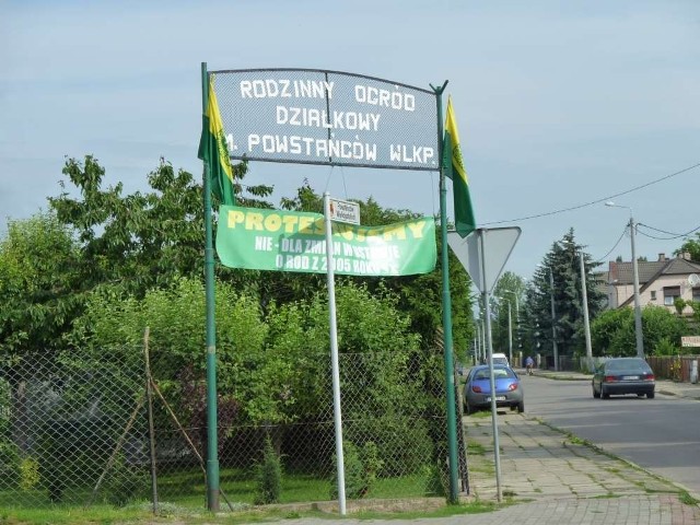 Protestacyjny banner i flagi w Chodzieży