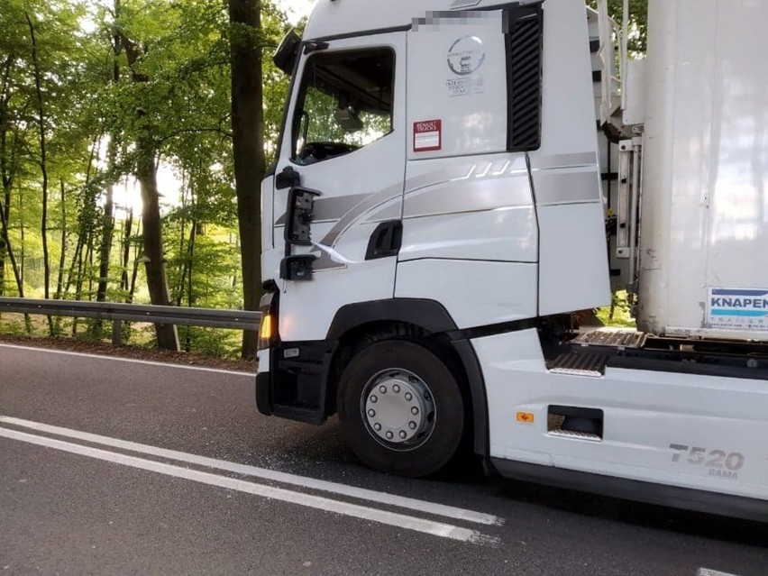 Bus zderzył się z ciężarówką. Kierowca zasnął za kierownicą  