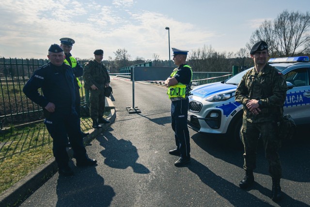 Żołnierze wspierają pograniczników, wspólnie z policjantami, zabezpieczając obszar pomiędzy przejściami granicznymi na granicy oraz przeciwdziałając przemieszczaniu się osób chcących ominąć kontrole graniczną i sanitarną.