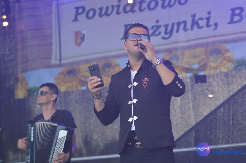 Zenon Martyniuk i Kordian na scenie w Boniewie