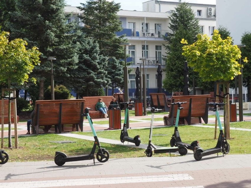 Piątkowy spacer po plaży i deptaku w Kołobrzegu [ZDJĘCIA]