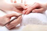 Manicure kombinowany to gwarancja paznokci bez widocznych skórek i odrostów. Poznaj tę technikę i ciesz się długotrwałym efektem
