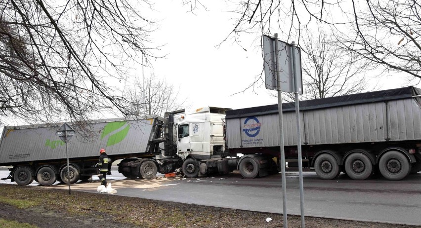 Ciężarówki po zderzeniu zablokowały drogę nr 55 w Malborku [ZDJĘCIA]