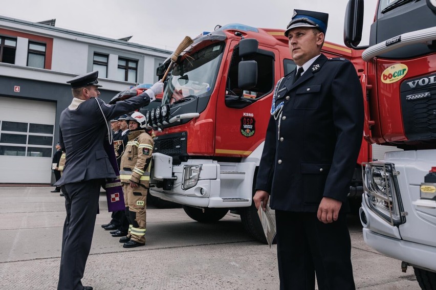 Otwarcie strażnicy w Brzegu po remoncie. Przekazano samochody jednostkom OSP