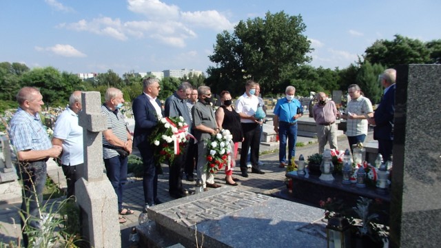 Spotkanie przy grobie Edwarda Gierka w 19. rocznicę śmierci byłego I sekretarza KC PZPR Zobacz kolejne zdjęcia/plansze. Przesuwaj zdjęcia w prawo - naciśnij strzałkę lub przycisk NASTĘPNE