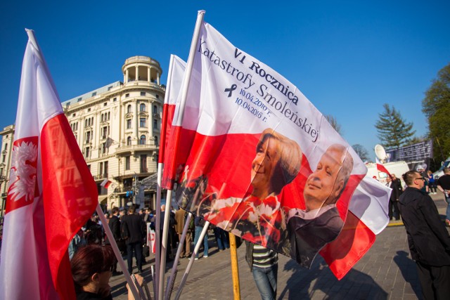 7. rocznica katastrofy smoleńskiej. Uroczystości przed Pałacem Prezydenckim


Źródło wideo: Agencja Informacyjna Polska Press

Zobacz też: 7. rocznica katastrofy smoleńskiej. Rano odbyły się uroczystości na Cmentarzu Wojskowym [ZDJĘCIA]
Tłumy przed Pałacem Prezydenckim. Trwają obchody rocznicy katastrofy smoleńskiej [ZDJĘCIA]