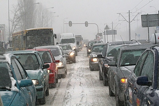 Od świtu śnieg utrudnia jazdę po Łodzi.