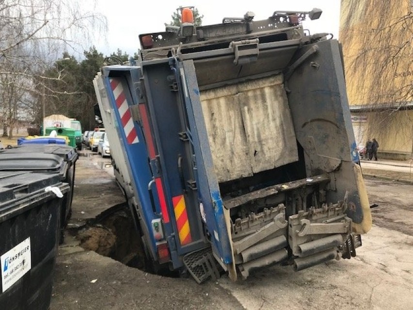  Pod 20-tonową śmieciarką zapadła się droga [ZDJĘCIA]