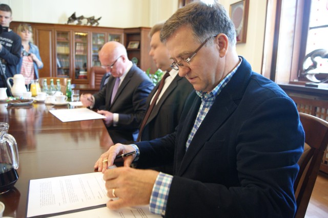 Tadeusz Włodarczyk, szef rady nadzorczej Iglotexu podpisał w ratuszu z prezydentem Robertem Malinowskim list intencyjny o wspieraniu rozwoju przedsiębiorstwa