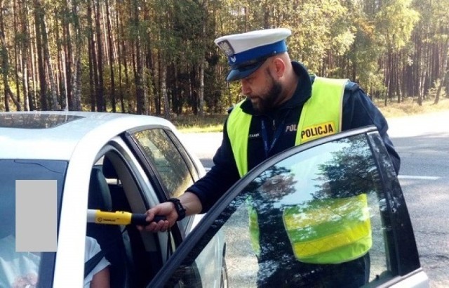 Lęborscy policjanci podsumowali 2022 rok w Krajowej Mapie Zagrożeń Bezpieczeństwa. W ubiegłym roku mieszkańcy powiatu lęborskiego zaznaczyli na niej 476 zgłoszeń, z czego zdecydowana większość dotyczyła sygnałów o nieprawidłowym parkowaniu, przekraczaniu dozwolonej prędkości i spożywaniu alkoholu w miejscu niedozwolonym.