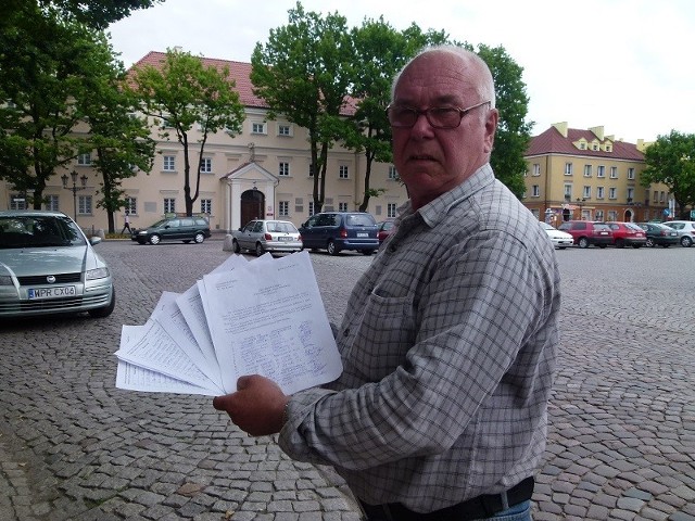 Bogdan Tomaszewski z podpisami zebranymi pod petycją do Rady Miejskiej w Łowiczu
