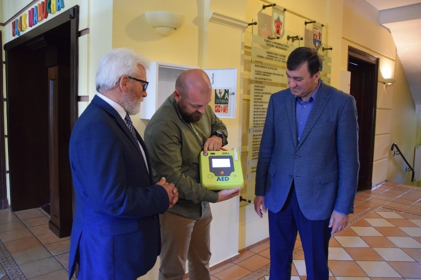 Automatyczny defibrylator w holu urzędu miejskiego i starostwa w Kościanie 