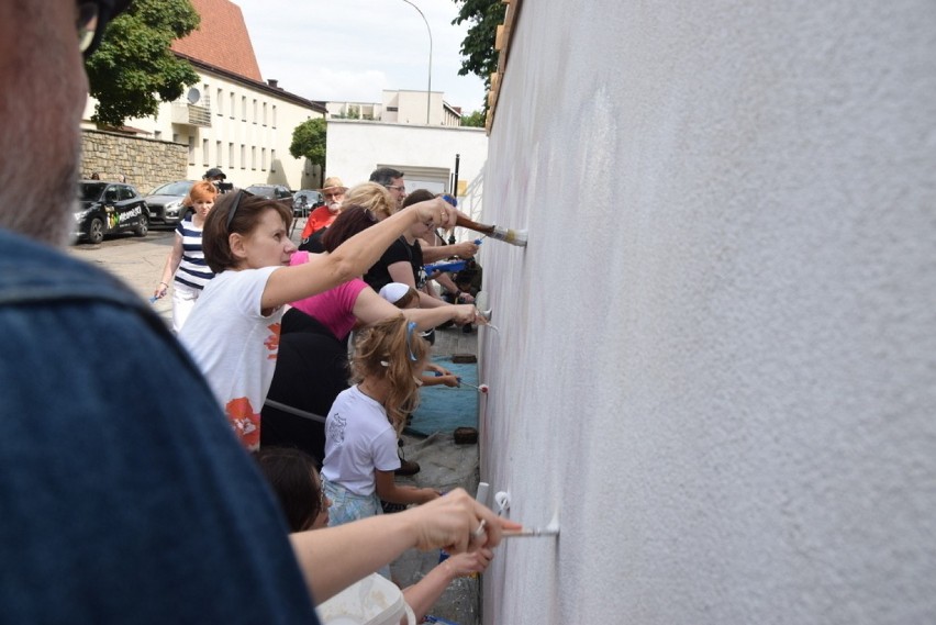 Poprzedni obraźliwy napis na murze spontanicznie zamalowali...